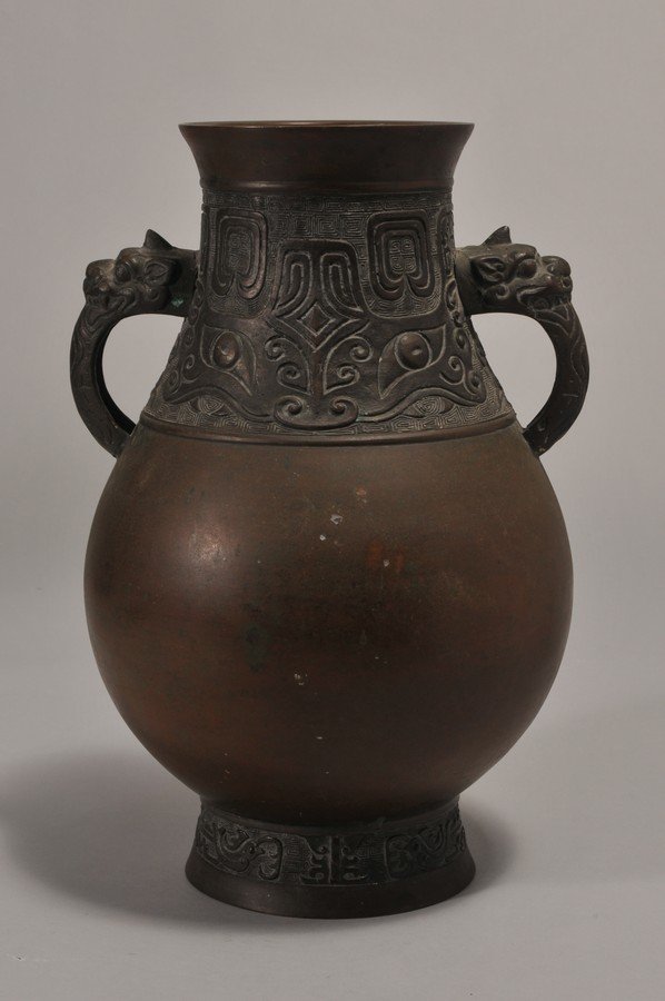 Bronze Vase. China. 19th century. Archaic rounded Hu (1 of 4)