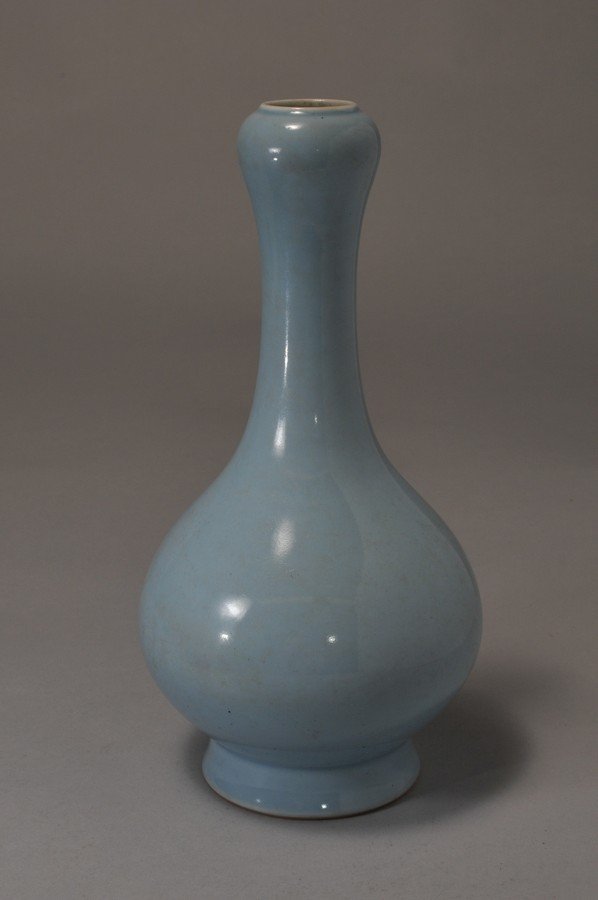 Porcelain vase. China. 20th century. Garlic mouth type. (1 of 2)