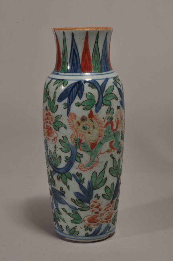 Porcelain vase. China, 19th century. Cylindrical form. (1 of 3)