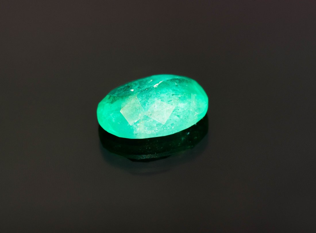 ***1.75CT Oval Cut Emerald RRV $2600*** (1 of 2)
