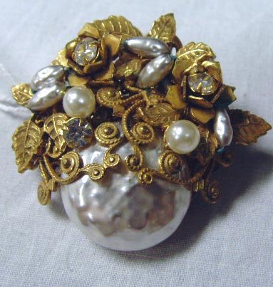 MIRIAM HASKELL BROOCH GILT METAL AND RHINESTONE -