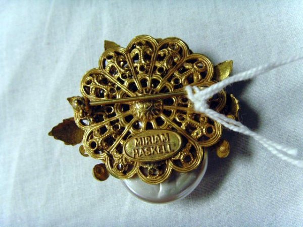 MIRIAM HASKELL BROOCH GILT METAL AND RHINESTONE - - 2