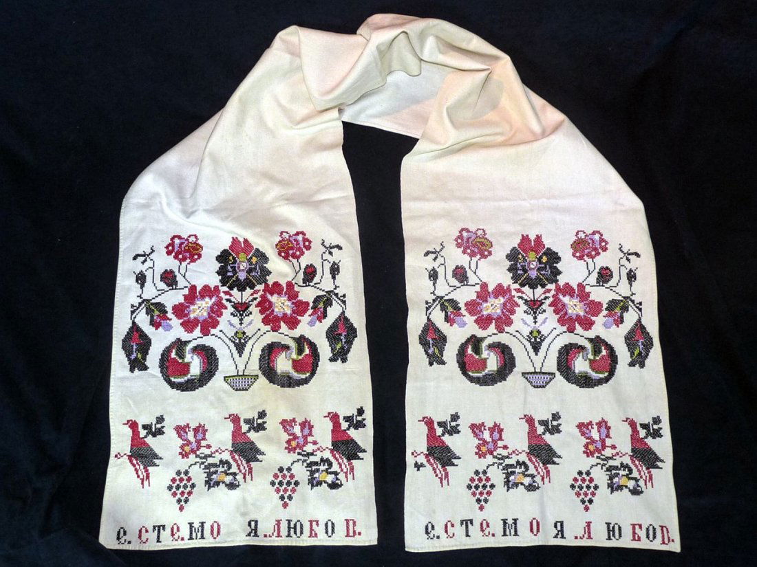 Grouping of needleworked articles, vintage and antique (1 of 7)