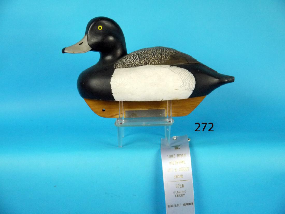 FINE BLUEBILL DRAKE by Jeff Eldridge: VERY FINE BLUEBILL DRAKE by Jeff Eldridge, Hightstown, NJ. Competition carving in excellent original paint and structural condition. Raised carved feathers and carved wing tips. Broad fluted tail. Hea