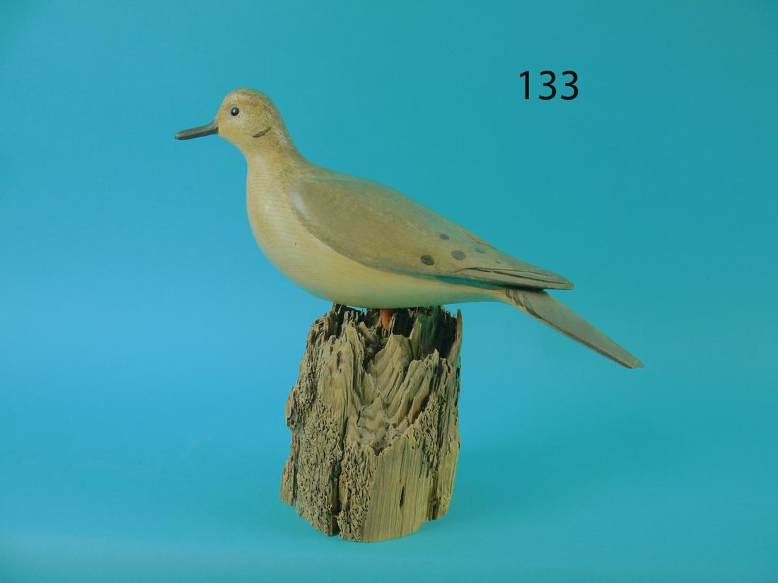 DOVE, S. MOREY: FINE DOVE by Steve Morey, Tuckerton, NJ. Excellent original paint and good structural condition. Tip of tail with chip from underside. Relief-carved wings and raised carved wing tips. Maker's "M" on b