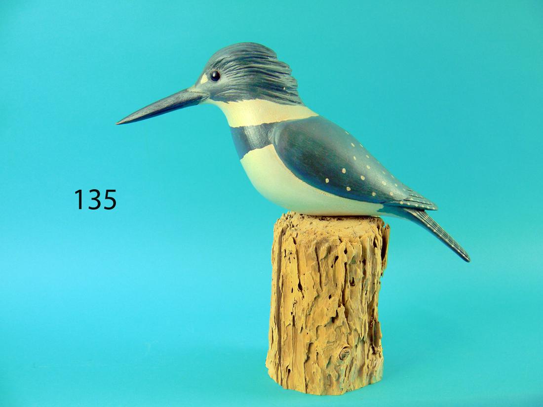KINGFISHER, S. MOREY: OUTSTANDING KINGFISHER by Steve Morey, Tuckerton, NJ. Excellent original paint and condition. Carved and layered head crest feathers and relief carved raised wing. Raised carved wing tips and broad fl