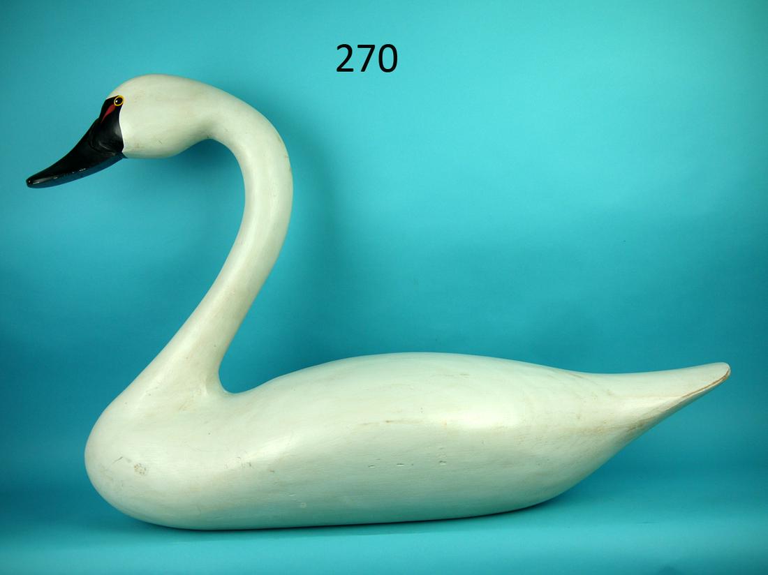 SWAN, D. WALKER: FINE SWAN by David Walker, Havre de Grace, MD. Excellent original paint and structural condition. Classic high-head model. Carved detail to top of bill. Painted eye detail. Signed by maker. Overall he