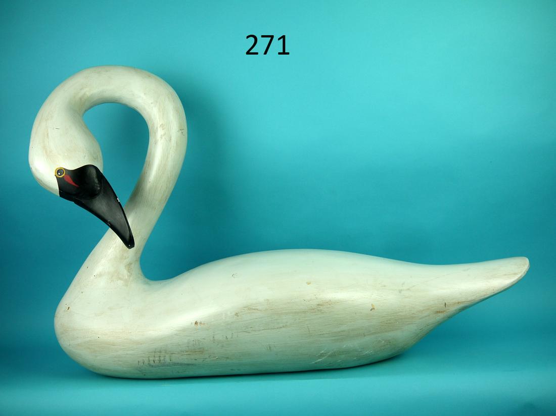 SWAN, D. WALKER: FINE SWAN by David Walker, Havre de Grace, MD. Very good original paint and structural condition. Preening model with carving to top of bill and painted eye detail. Very tight check to front of chest.