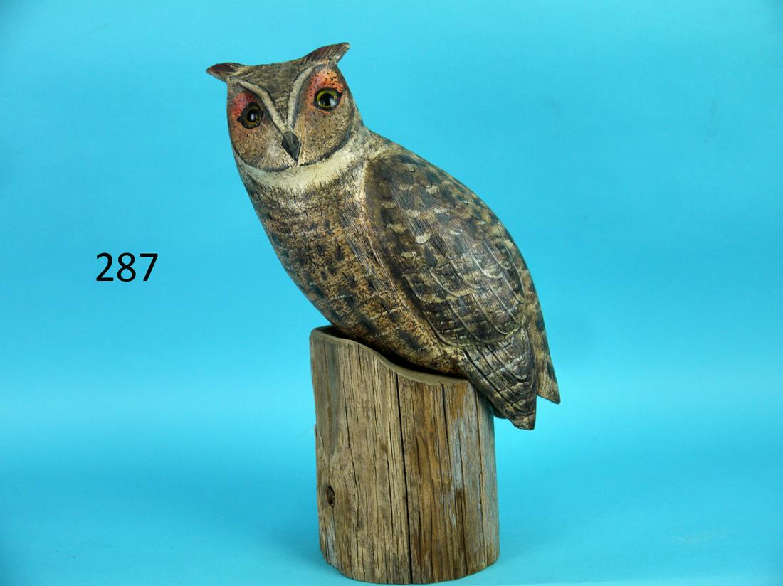 BARN OWL, K, KIRBY: BARN OWL by Ken Kirby, Little Egg Harbor, NJ. Excellent original paint and condition. Detailed painted feather work over entire body. Raised carved wings and fluted tail carving. Carved ear tufts and 