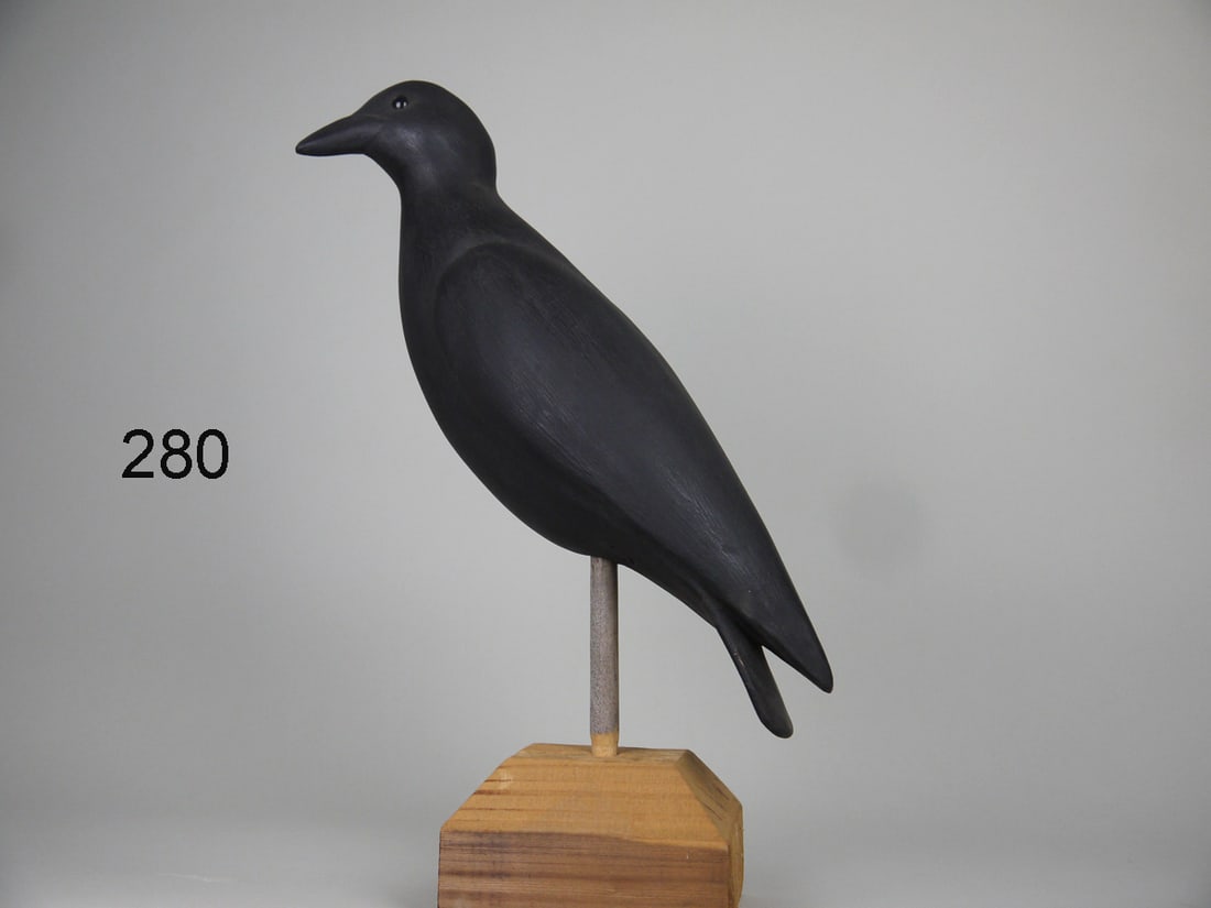 CROW, F. JENNINGS: FINE CROW by Forrest "Bud" Jennings, Shamong, NJ. Excellent original paint and structural condition. Hollow construction. Relief-carved wings and split-tail carving. Head, with glass eyes, is slightly