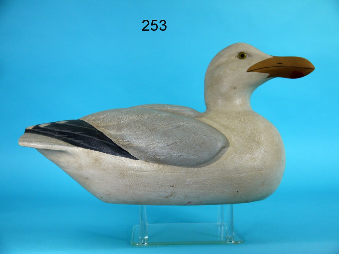GULL, F. JENNINGS: FINE GULL by Forrest "Bud" Jennings, Shamong, NJ. Very good original paint and structural condition. Hollow construction. Oversized model with relief-carved wings. Nice carved detail to face. Turned h