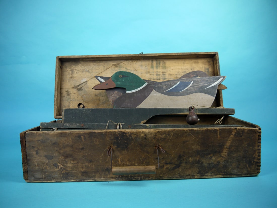 MALLARD V-BOARD SET, J.W. REYNOLDS CO.: FULL SET OF MALLARD V-BOARDS by the J.W. Reynolds Co., Chicago, IL, circa 1910. Each v-board consists of two mallard drakes and a mallard hen and is fastened with a wire spring for display. Three of