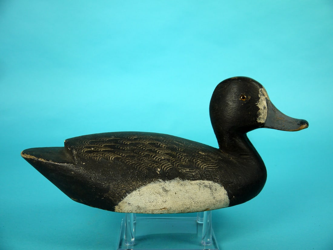 BROADBILL HEN, C. AVANN: BROADBILL HEN by Cliff Avann, Toronto, Canada, (1891-1965). Good original paint and structural condition with light in-use wear. Solid construction. Turned head model with scratch-feather paint