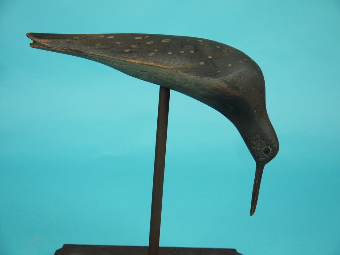 SHOREBIRD, D. RHODES: SHOREBIRD by Dave Rhodes, Absecon, NJ. Feeding model in very good original aged paint and very good structural condition. Split-tail carving and carved eye detail. Signed by the maker. Mounted atop a