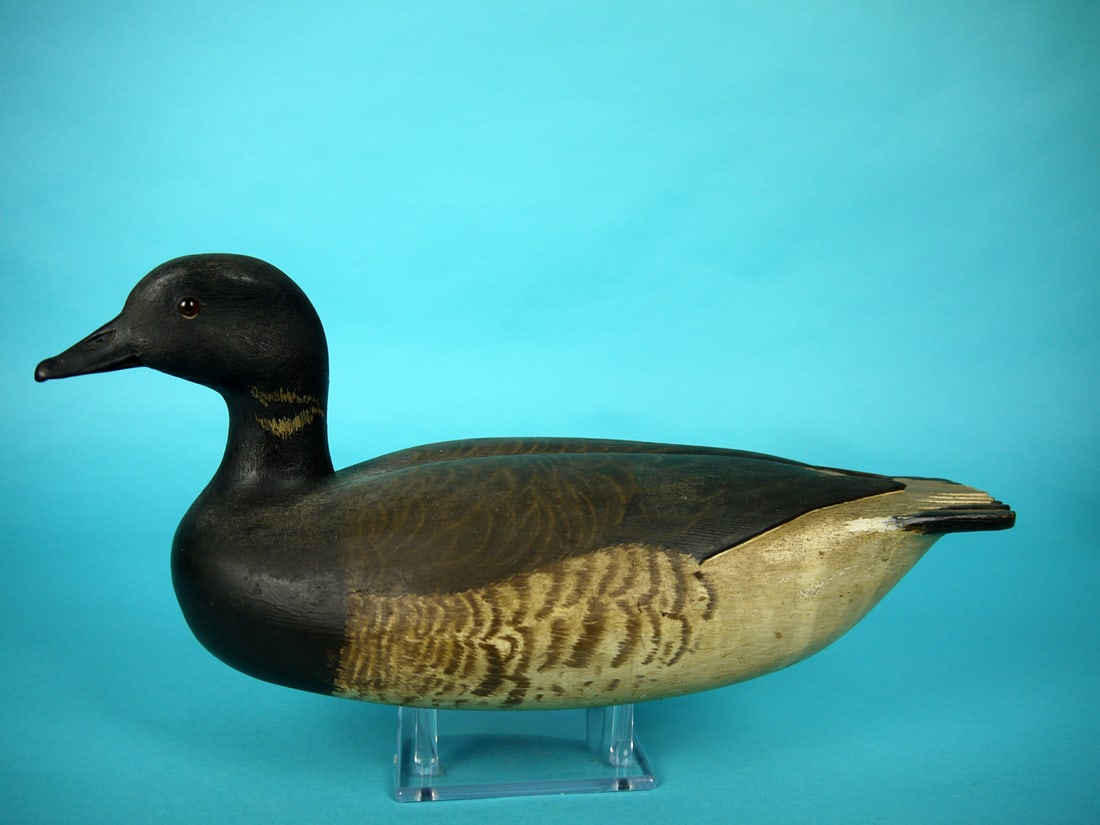 BRANT, B. WHITE: EARLY BRANT by Bob White, Tullytown, PA. Gunning model in very good original paint with some in-use wear to tail edges. Painted feather detail to back and sides. Relief-carved wings and wing tips.