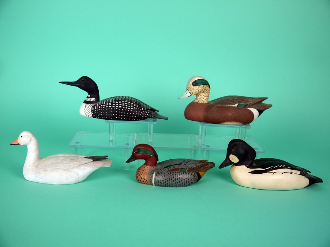 FIVE MINIATURE CARVINGS, M. HAGER: FIVE MINIATURE CARVINGS by M. Hager, Bridgeton, NJ. All in very good original paint and structural condition. All with relief-carved wings, carved wing tips and fluted tail carving. The group
