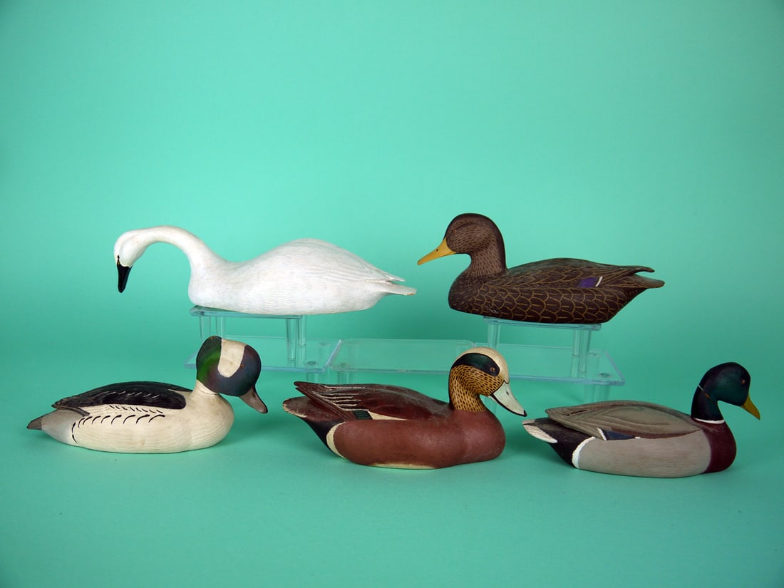 FIVE MINIATURE CARVINGS, M. HAGER: FIVE MINIATURE CARVINGS by M. Hager, Bridgeton, NJ. All in good original paint and fair structural condition. All with relief-carved wings, carved wing tips and fluted tail carving. The group consists