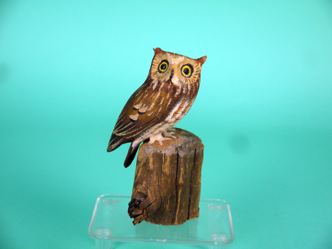 MINIATURE OWL, P. PELTZ: MINIATURE OWL by Peter Peltz, East Sandwich, MA. Very good original paint and good structural condition. Tiny chips to both ears. Detailed painted feather work overall. Split-tail carving and painted