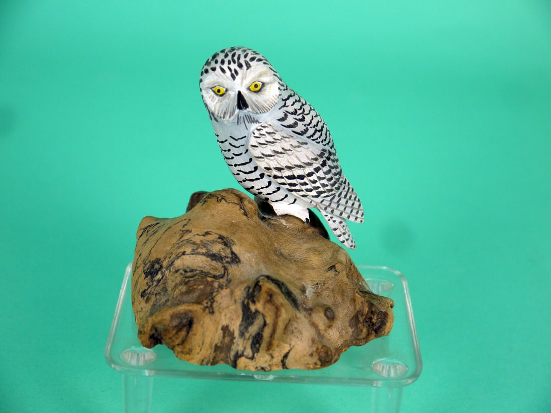 MINIATURE OWL, W. REINBOLD: MINIATURE OWL by William Reinbold, Lansdowne, Pennsylvania. Excellent original paint and structural condition. Detailed painted feather work over body. Relief-carved wings with raised wing tips and