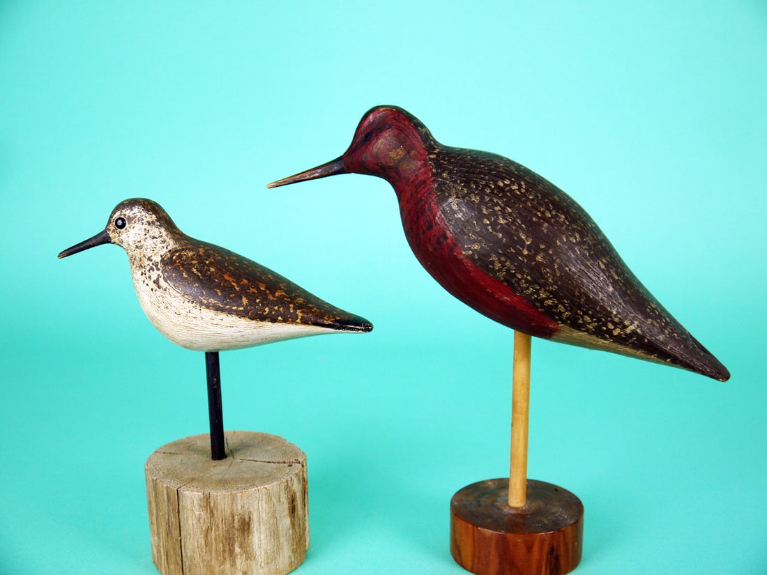 RED KNOT/PEEP, S. MOREY: RED KNOT AND PEEP by Steve Morey, Tuckerton, NJ. Very good original paint and structural condition. Grain-carved knot with painted eyes and carry hole in tail. The peep with slightly turned head and