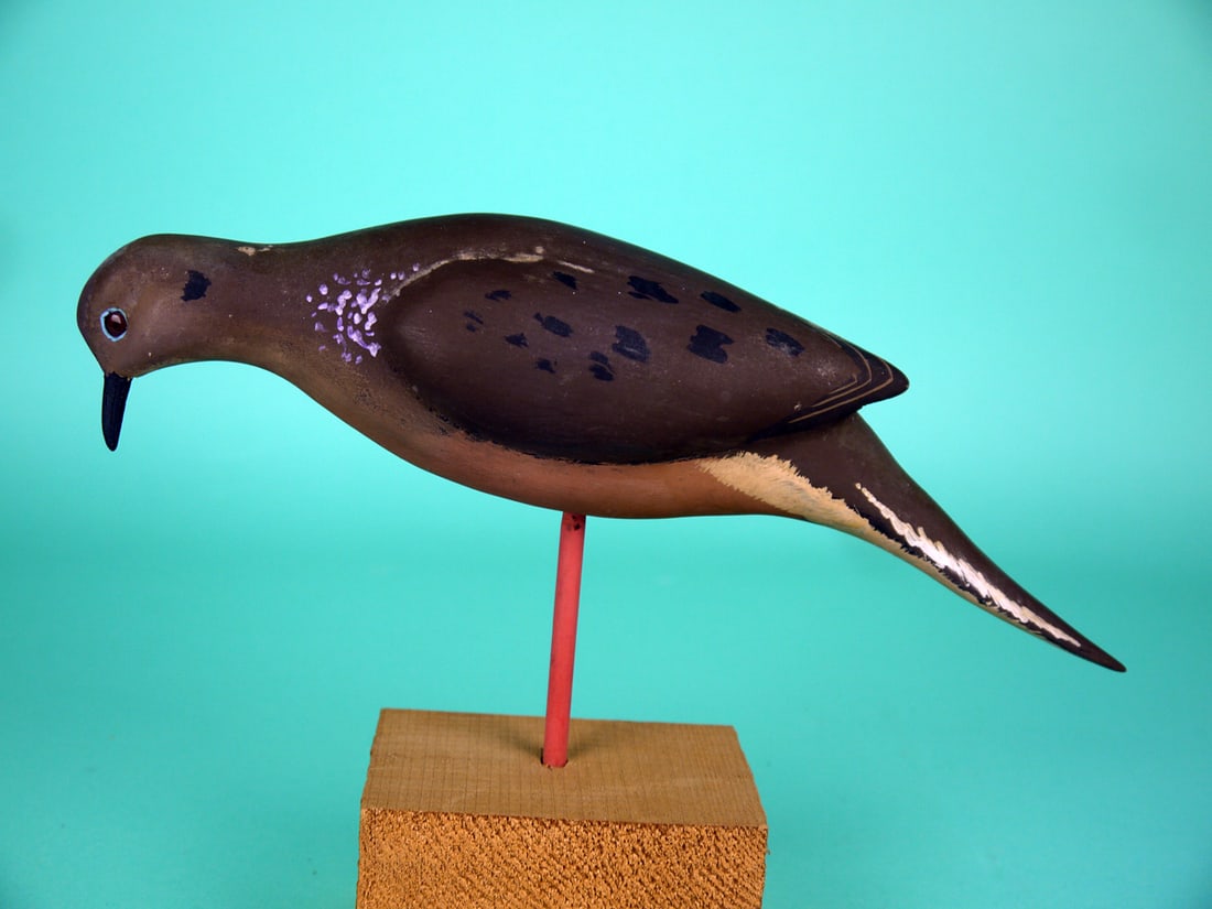 DOVE, J. WOOD: DOVE by John Wood, Venice, FL. Very good original paint and structural condition. Feeding model with relief-carved wings and raised wing tips. Carved face with glass eyes. Mounted on a custom base.