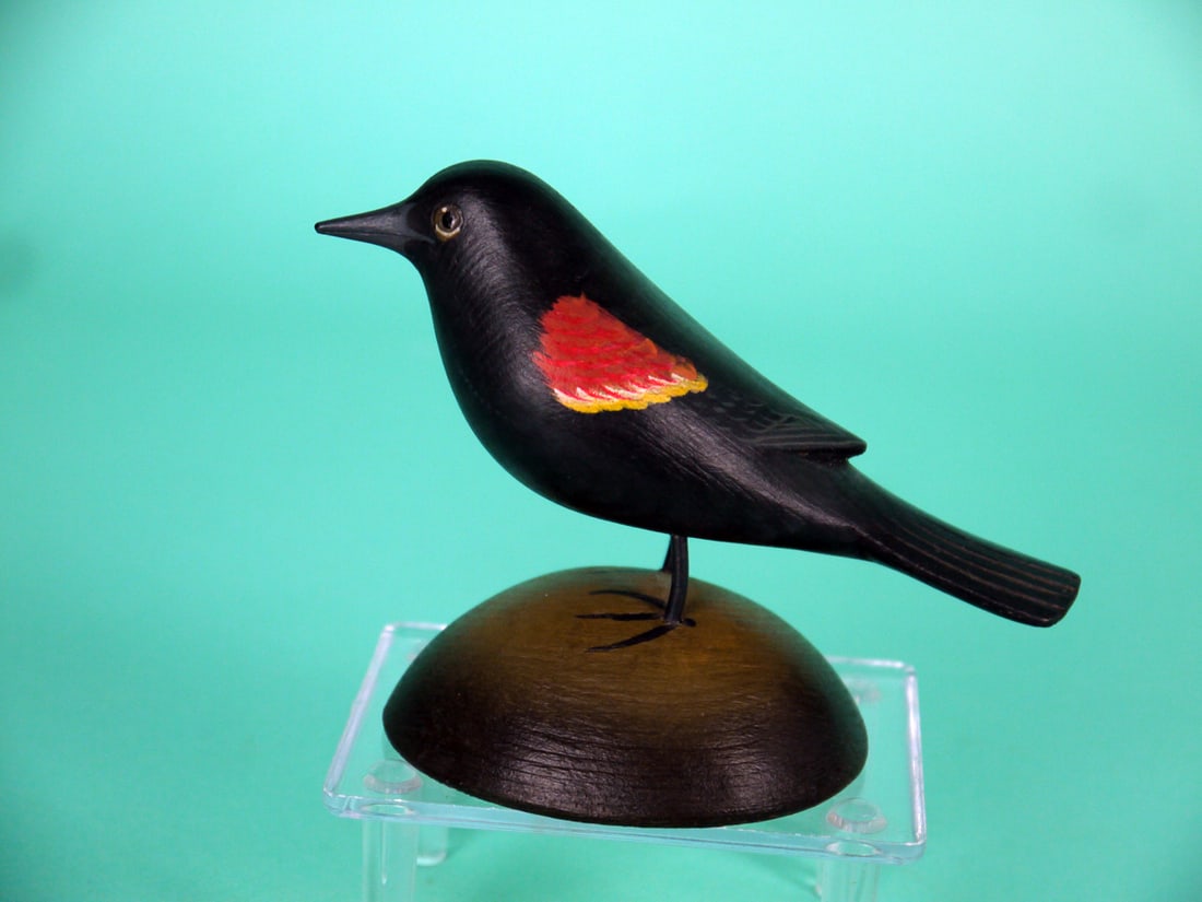 MINIATURE RED WING BLACK BIRD, G. STRUNK: MINIATURE RED WING BLACK BIRD by George Strunk, Glendora, NJ. Excellent original paint and structural condition. Raised wing tips and fluted tail carving. Painted eye detail and carved bill. Mounted