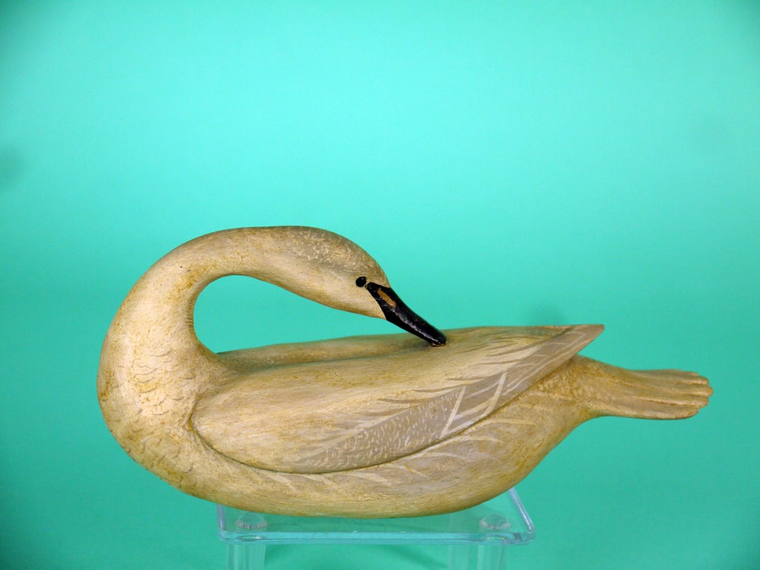MINIATURE SWAN, B. WHITE: FINE MINIATURE SWAN by Bob White, Tullytown, PA. Very good original paint with some areas of light discoloration. Very good structural condition. Tiny chip to underside of one tail feather. Preening