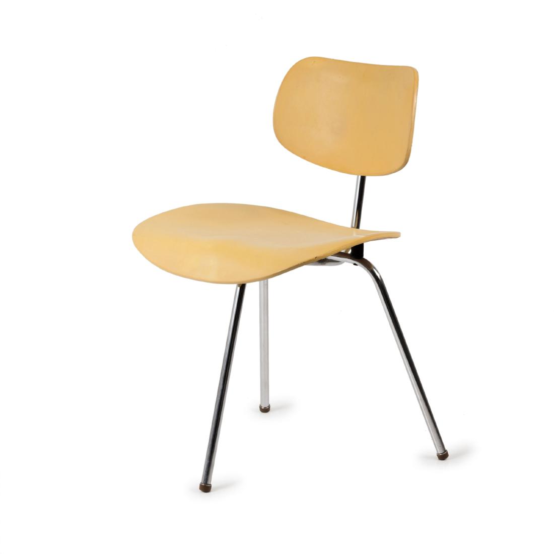 'SE 69' three-legged chair, 1952: Egon Eiermann, H. 74 x 46 x 49.5 cm. Made by Wilde & Spieth, Esslingen. Ply, yellow naugahyde, chrome-plated tubular steel.
