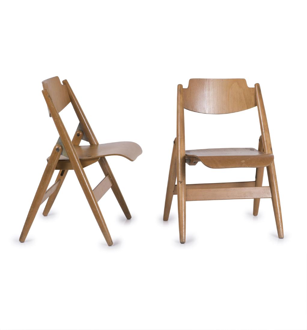 Two 'SE 18' child's chairs, 1953: Egon Eiermann, H. 54.5 x 36 x 38.5 cm. Made by Wilde & Spieth, Esslingen. Beech, beech ply. Marked: Maker's label (1x).