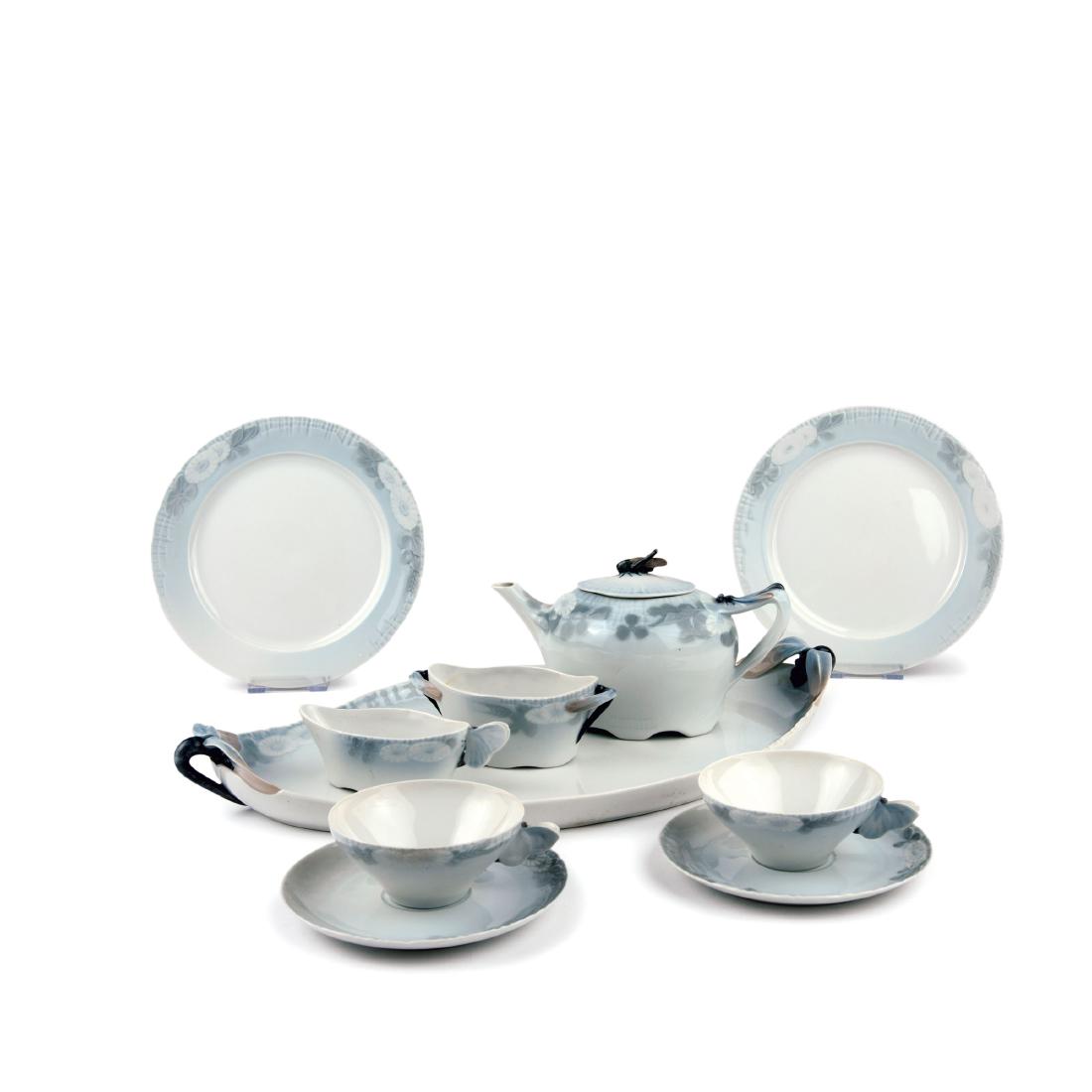 'Marguerites' tea set, 1899: Royal Copenhagen, Eleven pieces. Teapot, creamer, sugar bowl, four cups and saucers, three cake plates, tray. Shape and dŽcor designed by: Arnold Krog in the 1890s; handle and knobs: Andrea Pedersen