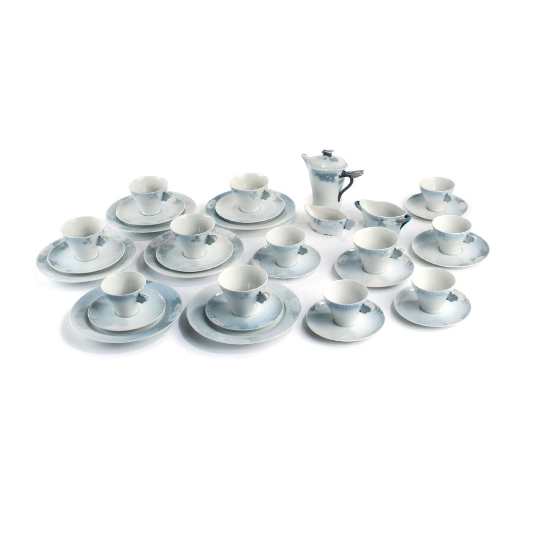 'Marguerites' mocha set, 1899: Royal Copenhagen, 15 pieces. Mochapot, creamer, sugar bowl, 6 cups and saucers, 6 cake plates. Shape and dŽcor designed by: Arnold Krog in the 1890s; handle and knobs: Andrea Pedersen and Theodor Mad