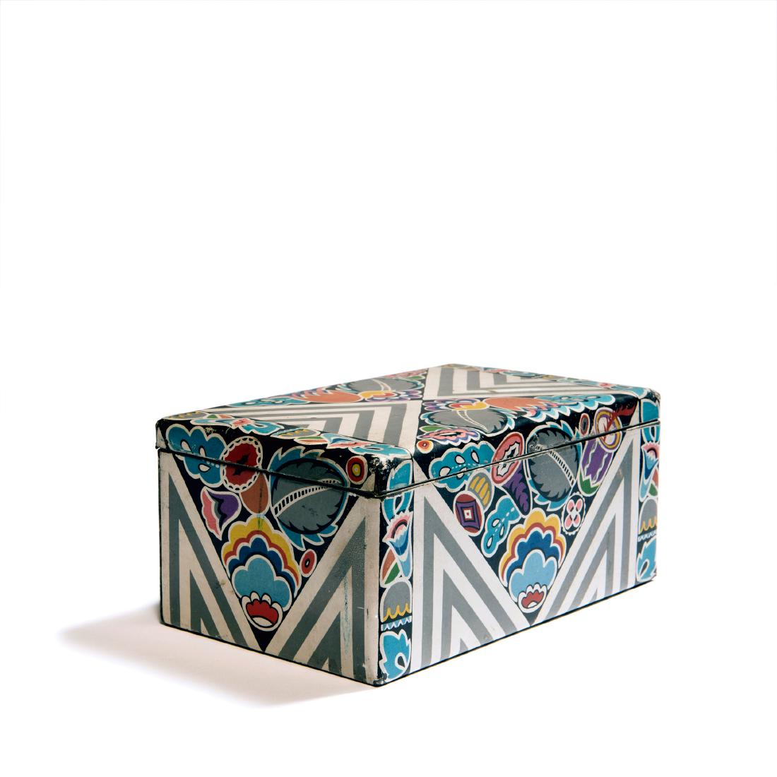 Biscuit box, c1911/12: Emanuel Josef Margold , H. 8.5 cm, 18.8 x 11.8 cm. Made by H. Bahlsen, Hanover. Sheet metal, lithographed polychromatic pattern. Marked: H. BAHLSEN KEKS-FABRIK HANNOVER K…NIGL. PREUSS. STAATS-MEDAIL