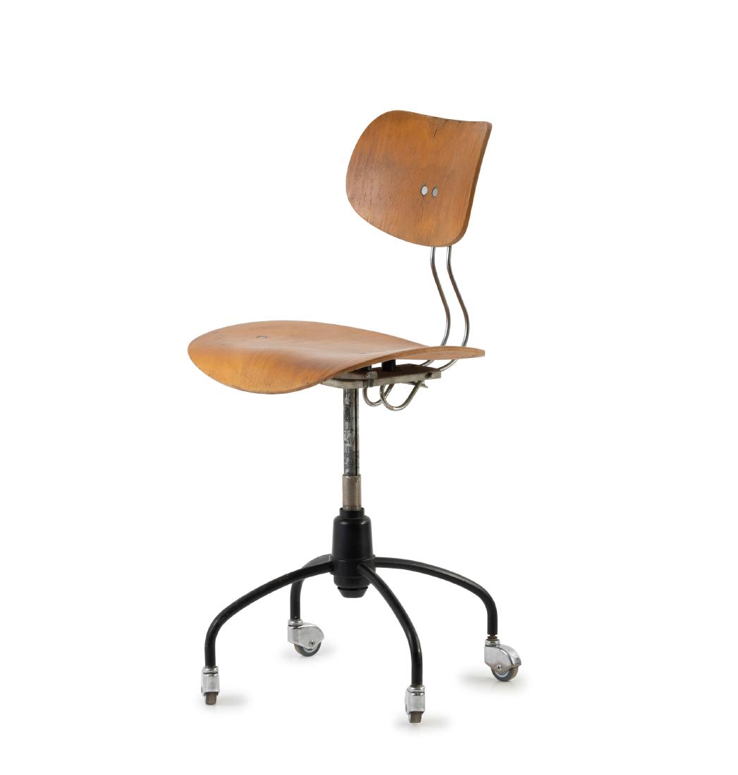 'SE 40 R' desk chair, 1953/54: Egon Eiermann, H. 81-97 x 47 x 46 cm. Made by Wilde & Spieth, Esslingen. Tubular metal, metal rods, sheeet metal, chrome-plated, part black, beech ply, black plastic.