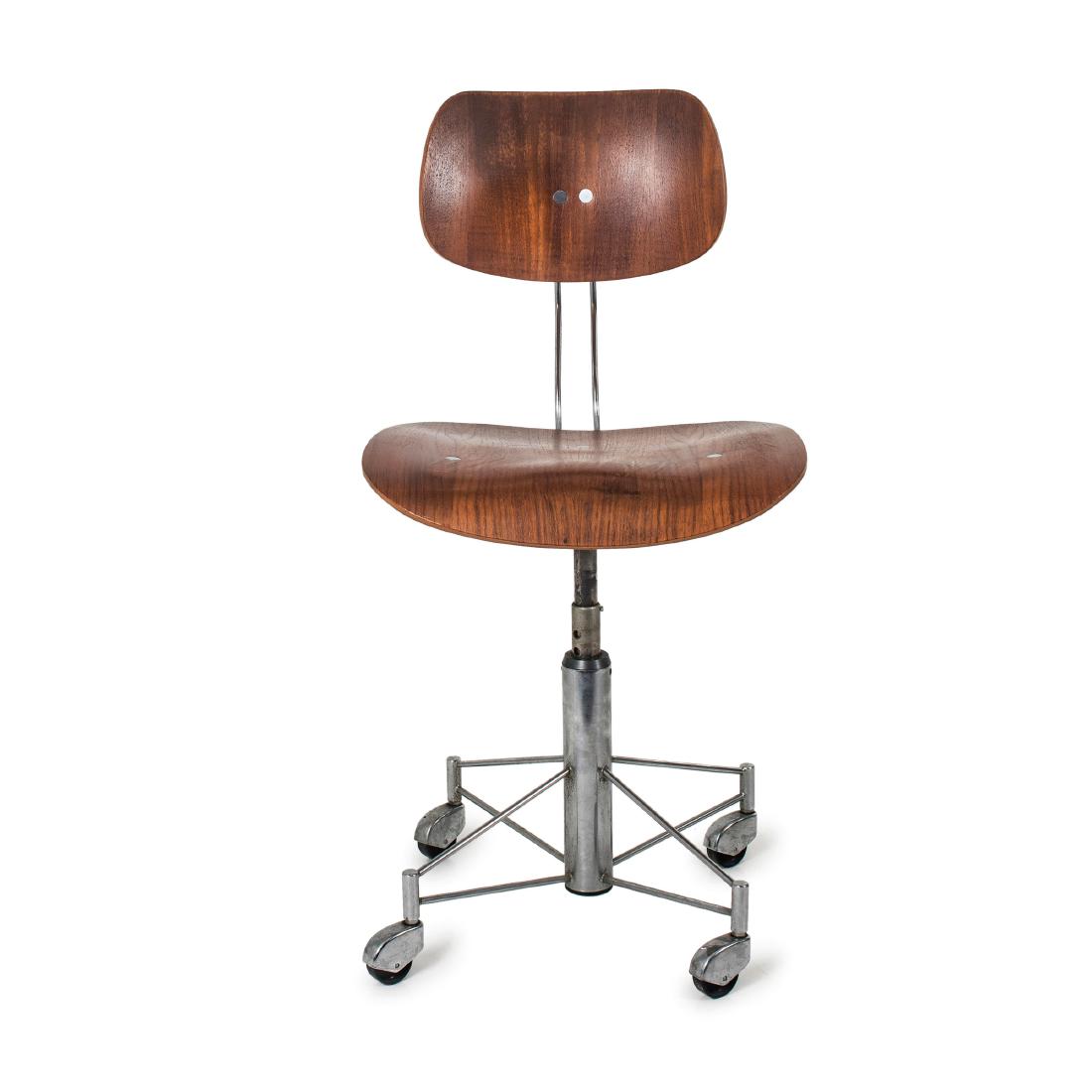 'SE 140R' desk chair, 1957: Egon Eiermann, H. 91 x 46.5 x 46 cm. Made by Wilde & Spieth, Esslingen. Chrome-plated tubular steel, ply, nut veneer. Marked: Maker's label.