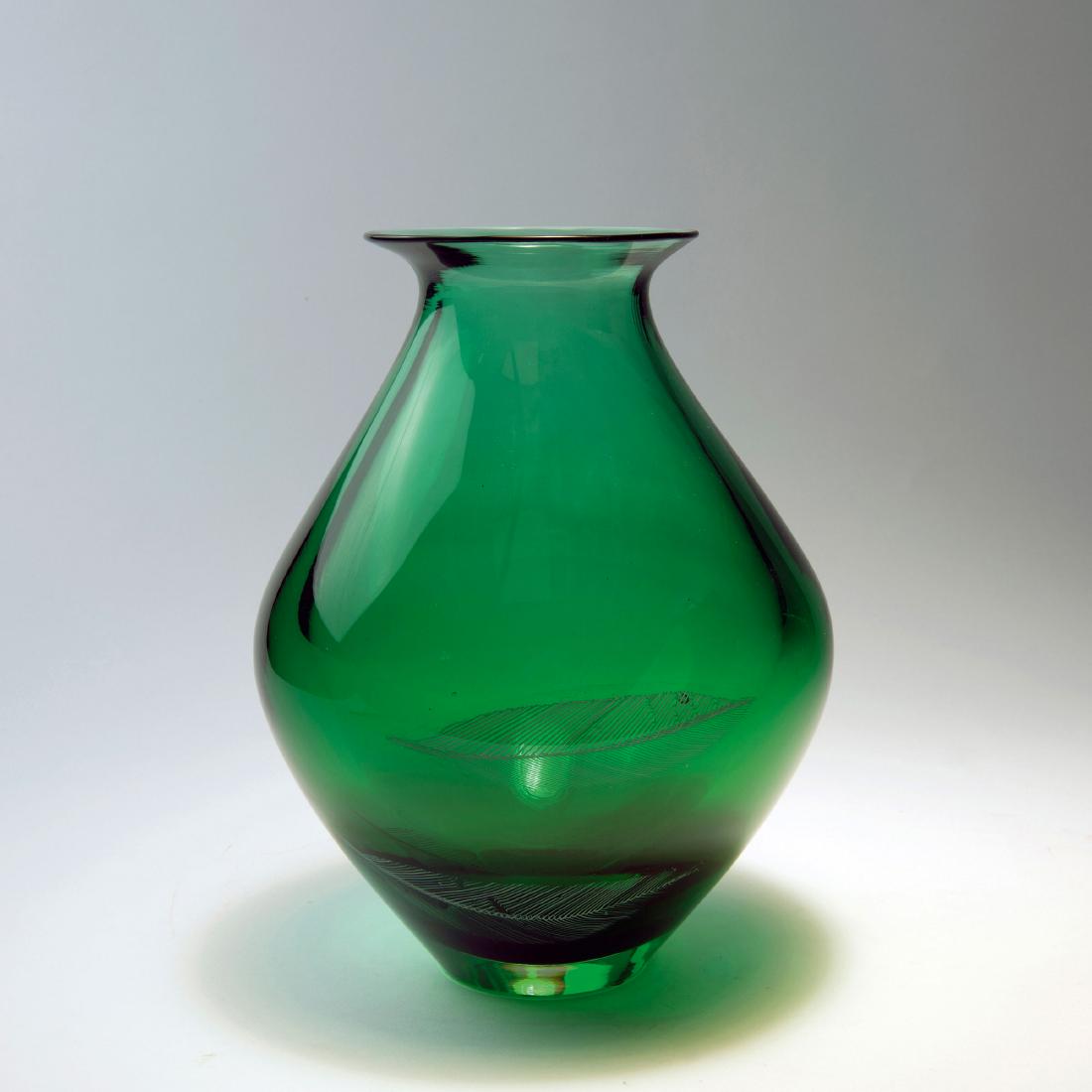 'Piume' vase, 1956: Archimede Seguso, H. 28 cm. Made by Vetreria Archimede Seguso. Cased glass, clear and green with two white feathers.