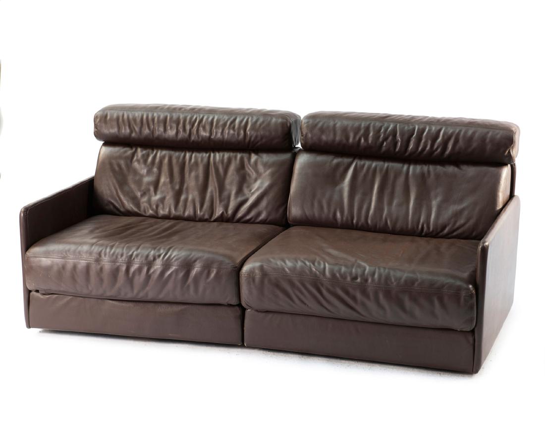 'DS 76/2' daybed, 1972: DeSede Design Team, H. 84 x 189 x 100-223 cm. Made by De Sede, Klingnau. Brown leather. Marked: DeSede.