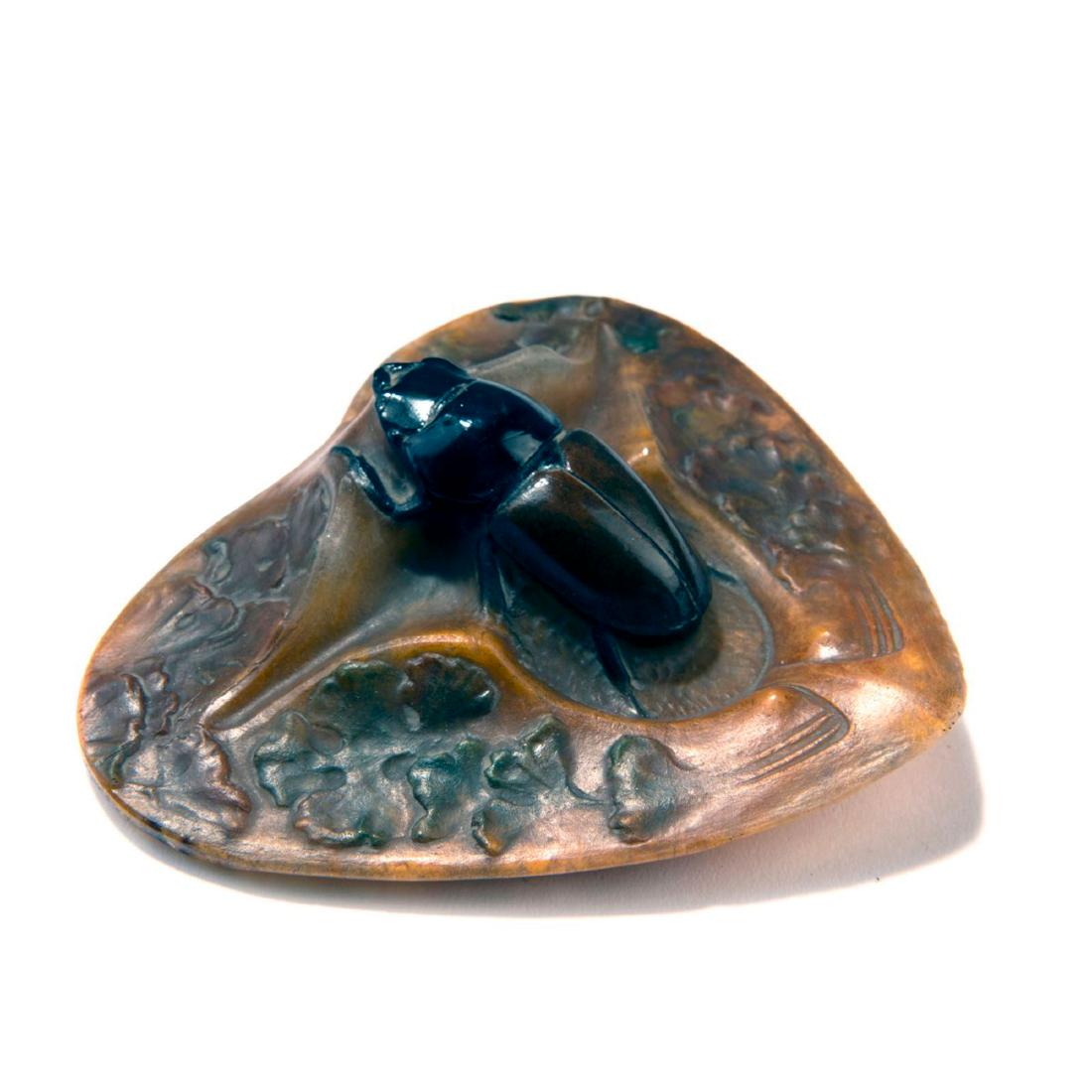 'Hanneton', 1915-25: Daum Frères oder Amalric Walter, Nancy, Diameter 12 cm. Pâte de verre, translucent gather, amber. Cockchafer brown. Unsigned.