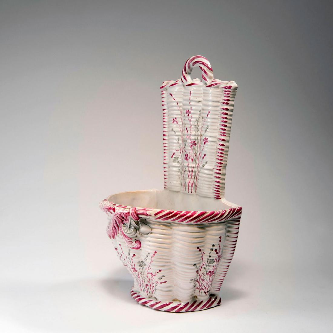 Decorative wall vase, c. 1884: Emile Galle, Nancy, H. 29.5 cm. Faience, glazed white, glazed. Meadow flowers, mushrooms and ferns. Signed: Galle Nancy Editeur, St. Clement, Tre Lorraine, label of L'Escalier de Cristal, Paris.