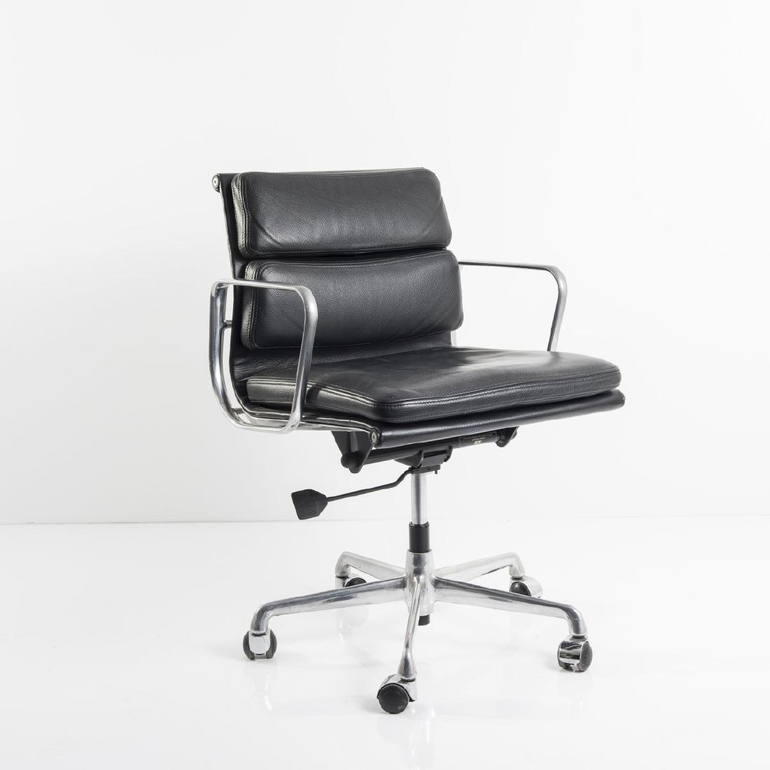 Eames, Charles, 'Soft Pad Group' chair, 1969: Eames, Charles, H. 86 x 56,5 x 59 cm.Made by ICF Cadsana, Mailand for Herman Miller, Zeeland. Cast aluminium, chrome-plated, tubular steel, sheet steel, lacquered black, black leather, wheels. Marked: