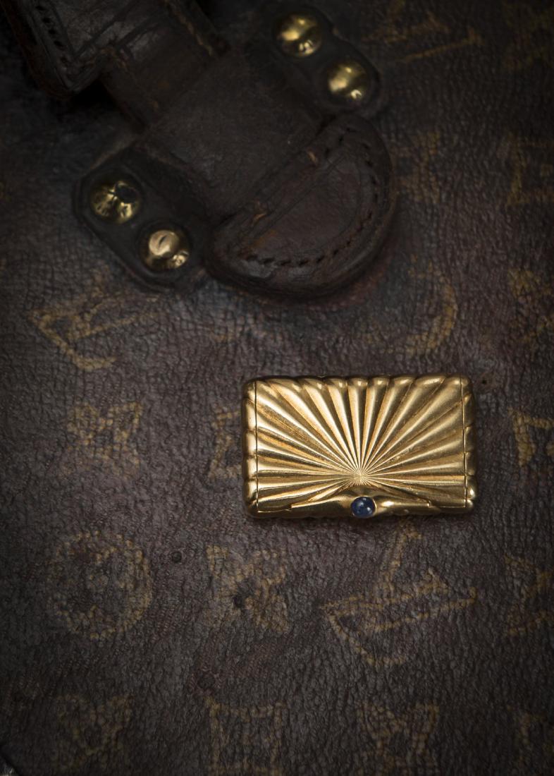Italy, Pillbox, around 1920: Italy, Pillbox, around 1920. 4.5 x 2.8 cm. 750 yellow gold, clasp with sapphire. Inscribed inside: maker's mark, 750 (embossed).