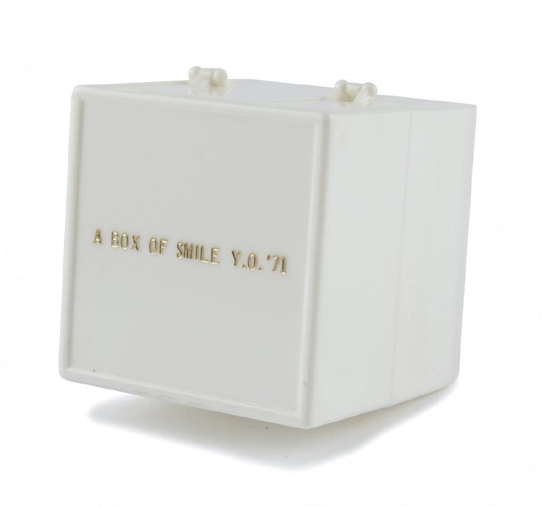 Yoko Ono, 'Box of smile', 1971/1984: Yoko Ono, 'Box of smile', 1971/1984 , Yayoi Kusama (Matusmoto, Japan 1929 - lebt in Tokio) White plastic, golden print, mirror inside. 5.5 x 5.5 x 5.5 cm. Marked: ReFlux. Edited by Reflux Edition. ,