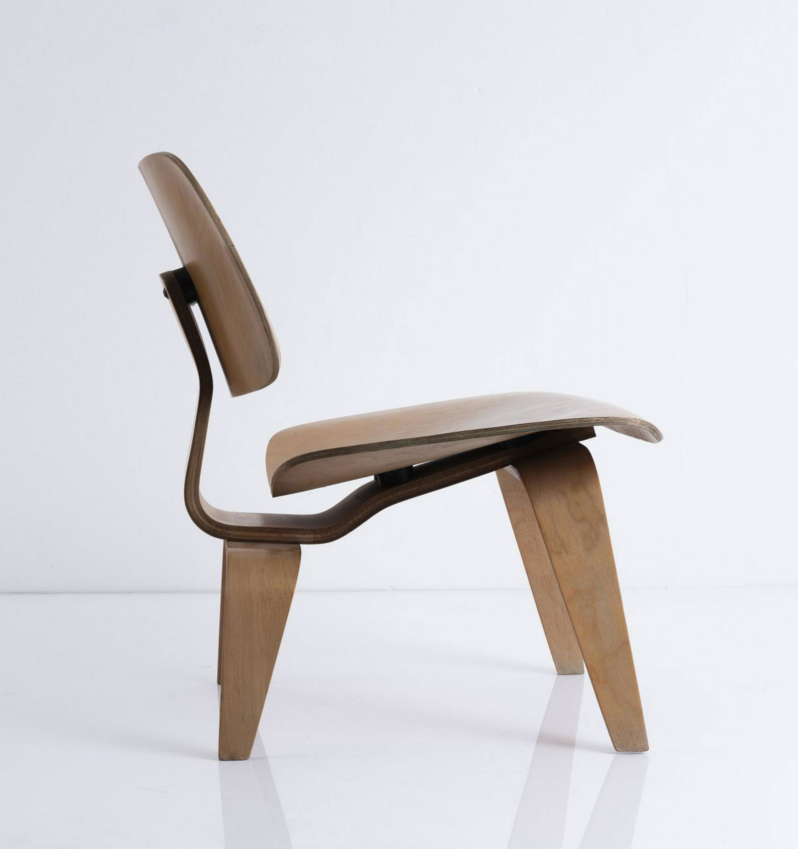 Charles Eames, Early 'LCW', 1945/46: Charles Eames, Early 'LCW', 1945/46, Early 'LCW' - 'Lounge Chair Wood', 1945/46. H. 68.5 x 55.5 x 61 cm. Made by Evans Products, Gardena, c. 1948. Plywood, ash veneer, rubber buffers and metal screws.
