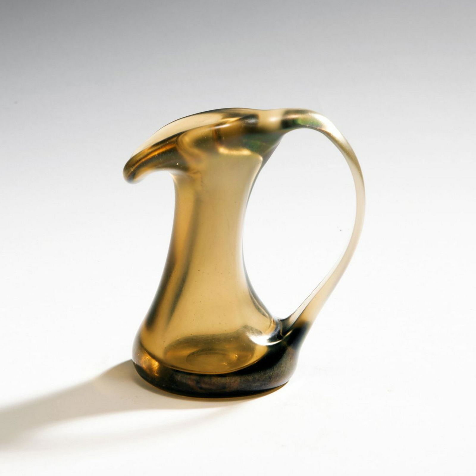 Giorgio Ferro, 'Anse volante' vase, 1952: Giorgio Ferro, 'Anse volante' vase, 1952, H. 13.2 cm. Execution: A.Ve.M. Cased glass, colorless and amber, iridescent.,