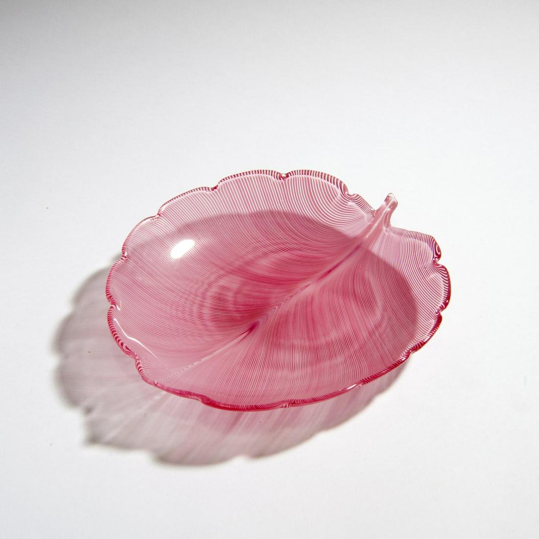 Tyra Lundgren, Leaf bowl, 1938: Tyra Lundgren, Leaf bowl, 1938, H. 3.8 cm; 27 x 22 cm. Execution: Venini & C., 1981. Clear glass with thread insert in red and white. Signed: venini italia 81 (engraved).,