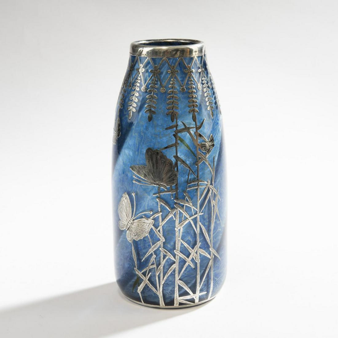 Loetz, Kláš terský Mlýn,: Loetz, Kláš terský Mlýn, "Melusin'-Vase, um 1905, H. 18.8 cm. Cased glass, clear and dark blue, tightly wound with silver threads, decor: Melusin, schief gewalzt. Engraved,