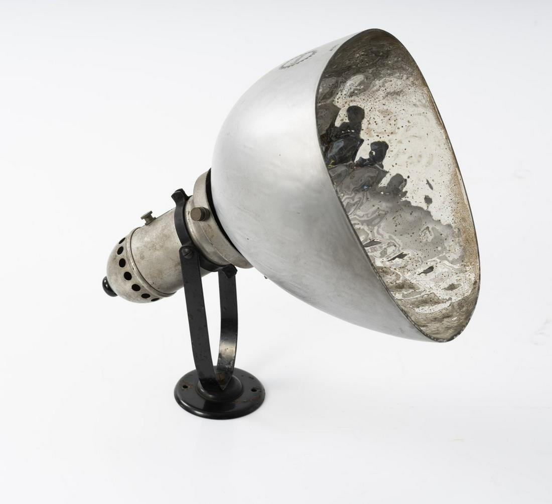 Kandem - Körting & Mathiesen,: Kandem - Körting & Mathiesen, Leipzig-Leutzsch, '380' display light, 1935, H. 34 cm, 25.3 x 24.3 cm. Sheet iron, varnished silver-grey or black, respectively, silver nitrate glass. Marked: Ka