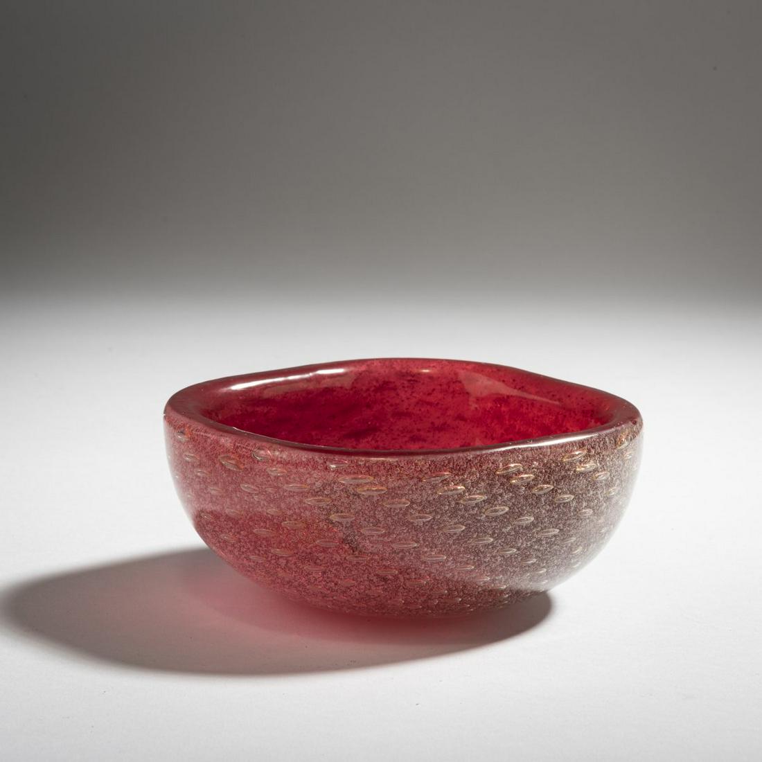 Carlo Scarpa, Schale 'a bollicine', 1932/33: Carlo Scarpa, Schale 'a bollicine', 1932/33, H. 6 cm. Execution: Venini & C. Cased glass, clear and red with air bubbles and gold foil. Signed: venini murano (acid stamp).,
