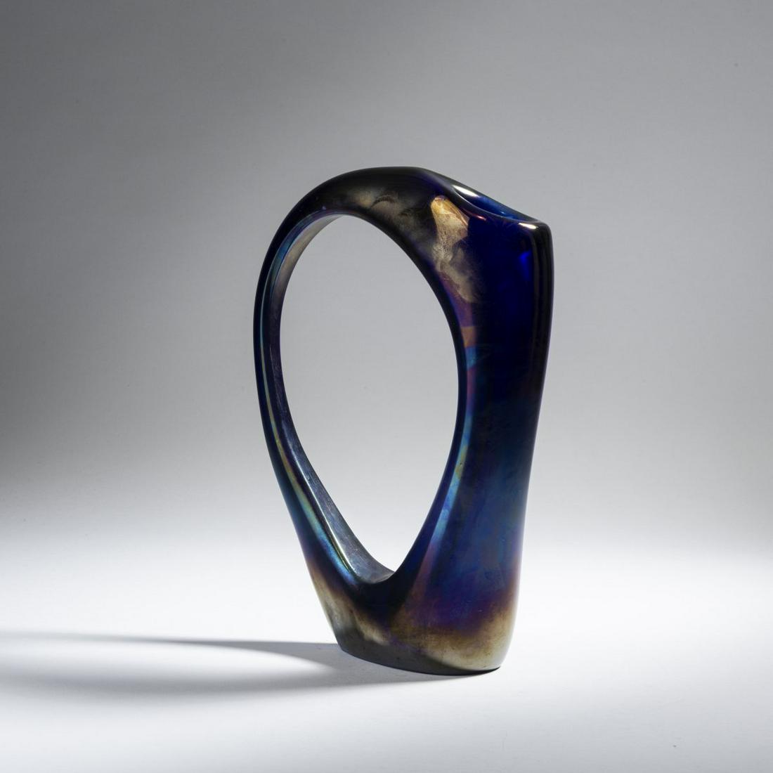 Giorgio Ferro, 'Anse volante' vase, c. 1952: Giorgio Ferro, 'Anse volante' vase, c. 1952, Ring-like body on both sides, strongly flattened, on an oval stand. H. 28 cm. Execution: A.Ve.M. Thick glass, cobalt blue, iridescent.,
