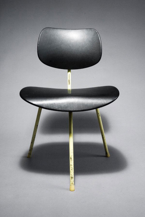 Egon Eiermann. 'Three-legged 'SE-69' chair, desig: Egon Eiermann. 'Three-legged 'SE-69' chair, designed in 1952. H. 72.3 x 46.5 x 45 cm. Made by Wilde & Spieth, Esslingen. Beech plywood with synthetic leather cover, tubular steel painted yellowish-whi