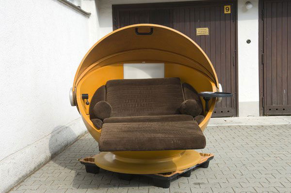 Ferdinand Günter Ris; Herbert Selldorf. Large 'Su: Ferdinand Günter Ris; Herbert Selldorf. Large 'Sunball' lawn chair, designed in 1969/ 71. H. 122 x 158 x 158 cm. Made by Rosenthal, Selb. Polyester, reinforced with fiberglass, foam upholstery with c